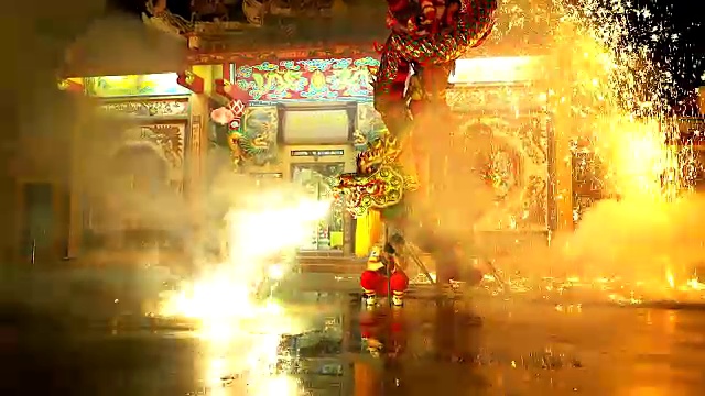 詳情圖-在中國農歷新年的晚上，舞龍和煙花表演。