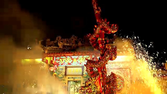 詳情圖-在中國農歷新年的晚上，舞龍和煙花表演。