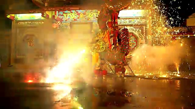 詳情圖-在中國農歷新年的晚上，舞龍和煙花表演。