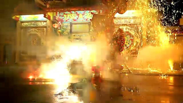 詳情圖-在中國農歷新年的晚上，舞龍和煙花表演。