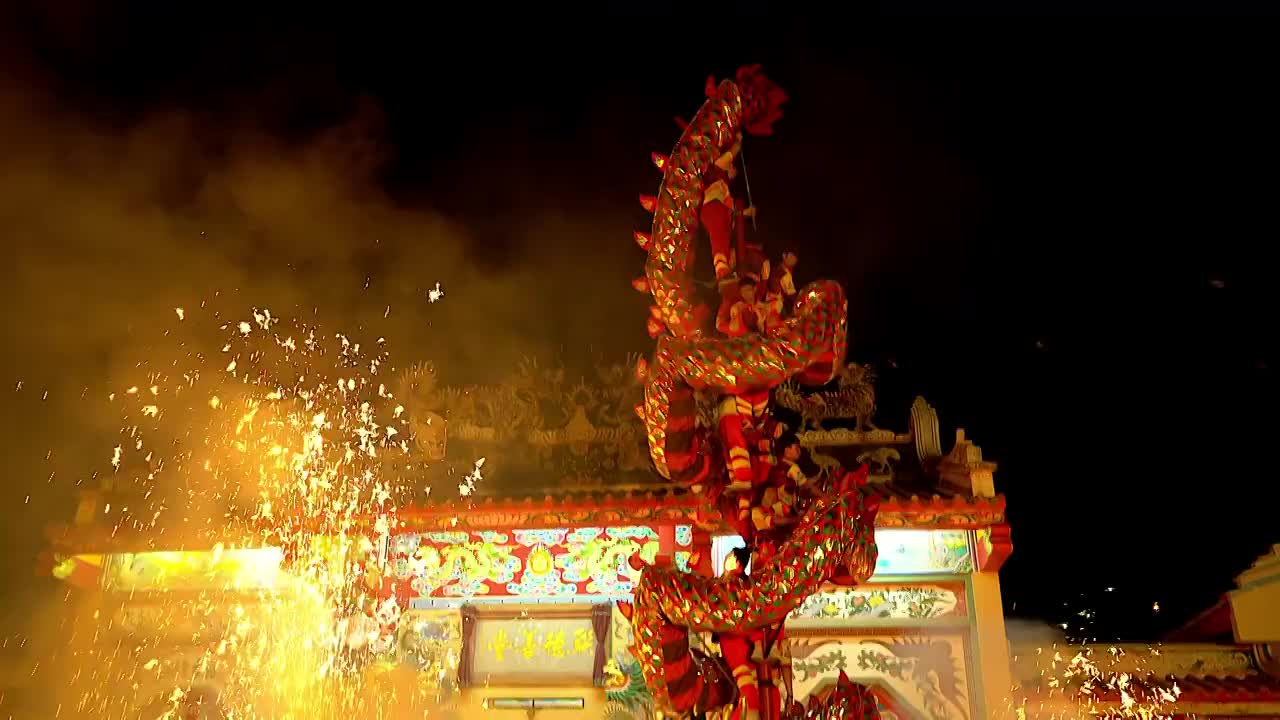 在中国农历新年的晚上，舞龙和烟花表演。
