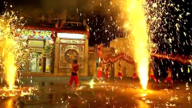 詳情圖-在中國農歷新年的晚上，舞龍和煙花表演。