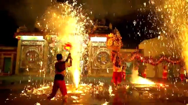 詳情圖-在中國農歷新年的晚上，舞龍和煙花表演。