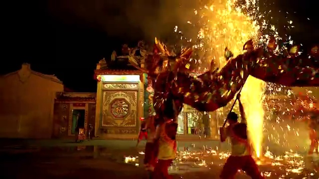 詳情圖-在中國農歷新年的晚上，舞龍和煙花表演。