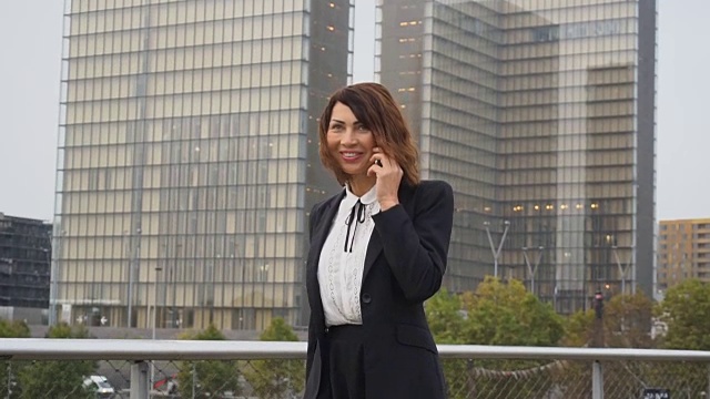 详情图-慢镜头女记者穿着商务装用智能手机聊天去上班