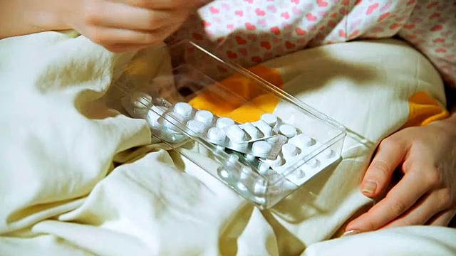 疾病。她吃感冒药