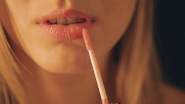 女人用口红涂嘴唇