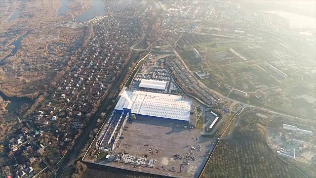 一个大工厂的建设，工业外观，全景从空中。建筑工地，金属结构。施工机械，施工鸟瞰图