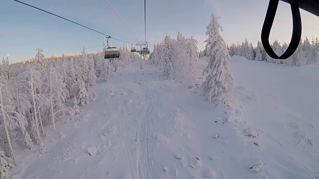 滑雪板移动到山上的缆车