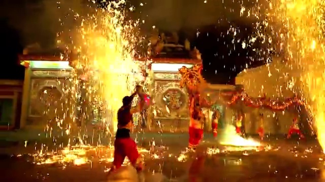 詳情圖-在中國農(nóng)歷新年的晚上，舞龍和煙花表演。