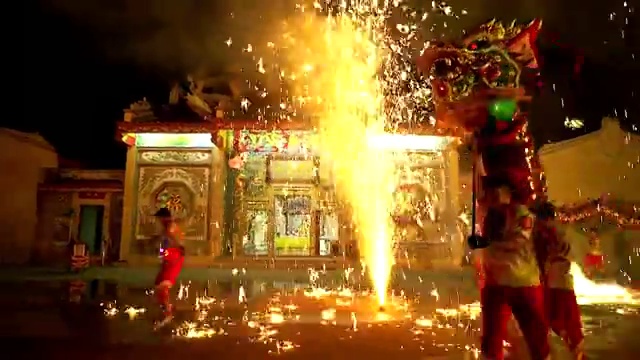 詳情圖-在中國農(nóng)歷新年的晚上，舞龍和煙花表演。