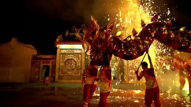 詳情圖-在中國農(nóng)歷新年的晚上，舞龍和煙花表演。