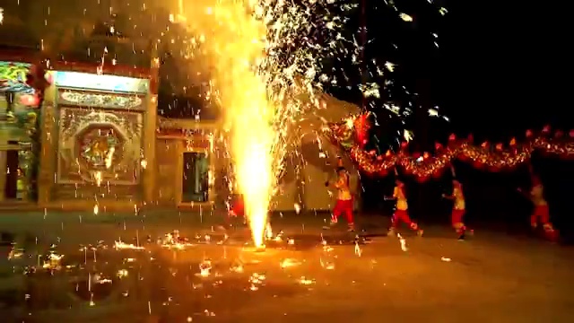 詳情圖-在中國農(nóng)歷新年的晚上，舞龍和煙花表演。