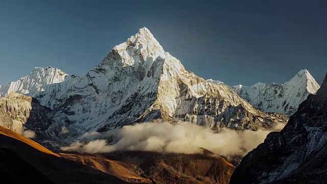 阿瑪達布拉姆在通往珠峰大本營-尼泊爾的路上的夜景