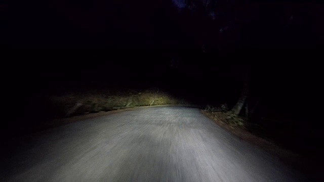 夜间山路- 4K分辨率
