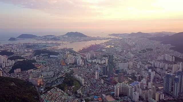 鸟瞰图日落在釜山城市城市景观韩国