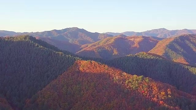 韩国山区的秋景