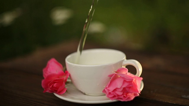 桌上漂亮的玻璃碗里盛着美味的绿茶