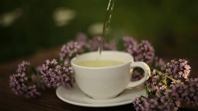 詳情圖-美味的牛至茶裝在漂亮的玻璃碗里放在桌上