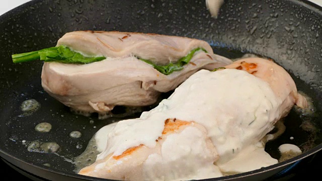 将烤鸡片倒入酱汁中