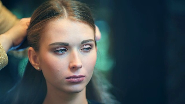 詳情圖-美容院專業(yè)發(fā)型師手的特寫，女性卷發(fā)