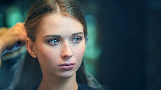 詳情圖-美容院專業(yè)發(fā)型師手的特寫，女性卷發(fā)