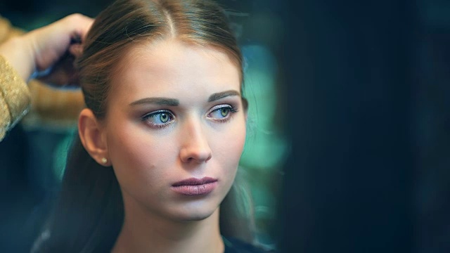 詳情圖-美容院專業(yè)發(fā)型師手的特寫，女性卷發(fā)
