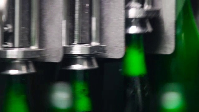 用香槟装满空瓶子
