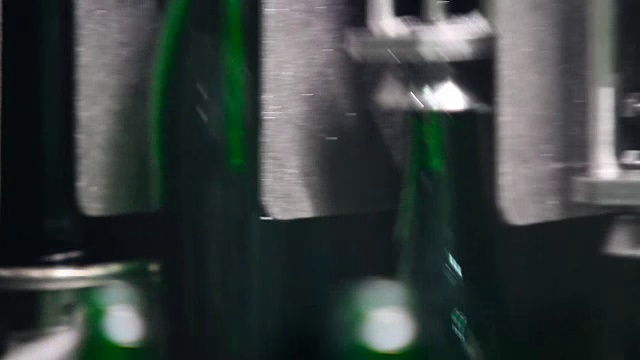 用香槟装满空瓶子