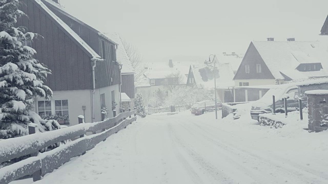 山城雪街，雪灾。冬天的风景与飘落的雪。