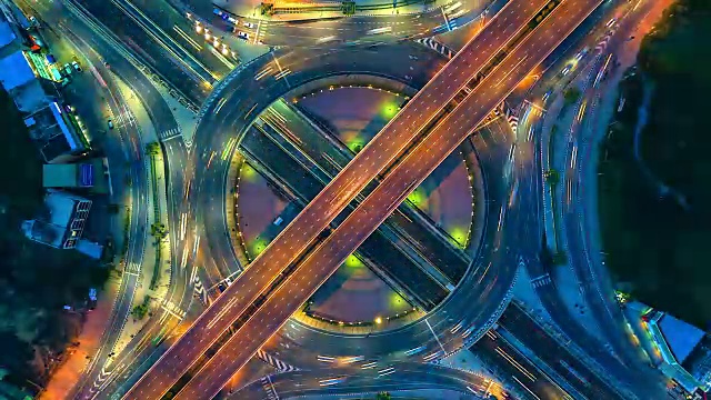 鸟瞰图高速公路的时间流逝，高速公路和高速公路在马戏团十字路口的细节