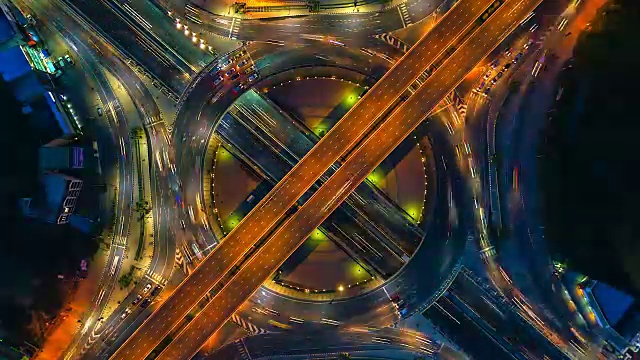 详情图-鸟瞰图高速公路的时间流逝,高速公路和高速公路在马戏团十字路口的细节
