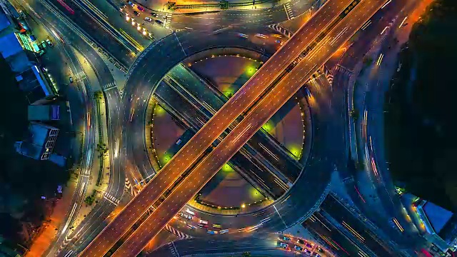 详情图-鸟瞰图高速公路的时间流逝,高速公路和高速公路在马戏团十字路口的细节
