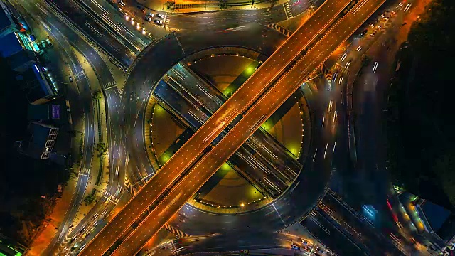 详情图-鸟瞰图高速公路的时间流逝,高速公路和高速公路在马戏团十字路口的细节