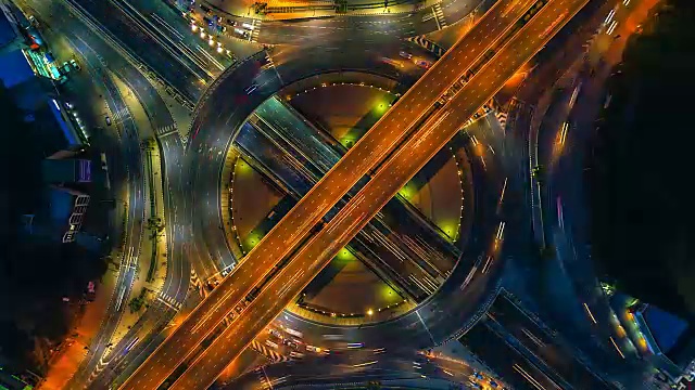 详情图-鸟瞰图高速公路的时间流逝,高速公路和高速公路在马戏团十字路口的细节