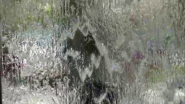 大雨打在窗户上的慢动作视频