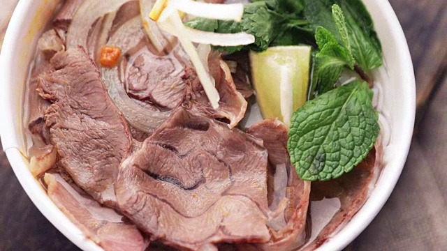 装亚洲食品和肉类的盒子