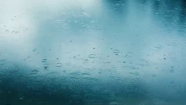 抽象的背景，雨滴落在水面上
