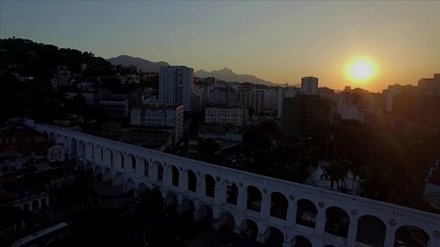 里约热内卢的空中天线:在Lapa拱门上空飘向夕阳