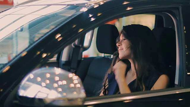 詳情圖-坐在車?yán)锾韬臀⑿Φ暮诎l(fā)女人