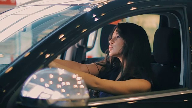 詳情圖-坐在車?yán)锾韬臀⑿Φ暮诎l(fā)女人