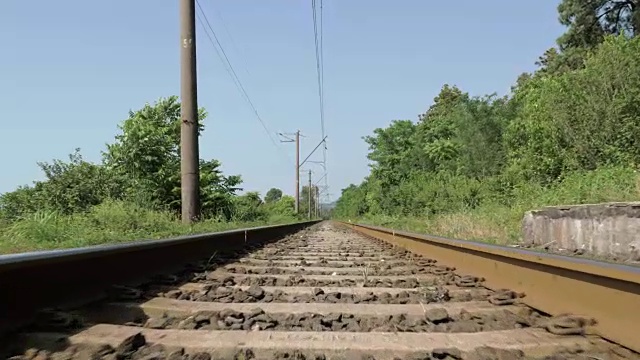 炎热夏天的铁路。乔治亚州