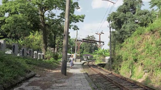 年轻的女孩走在铁路上。乔治亚州