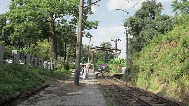 详情图-年轻的女孩走在铁路上。乔治亚州