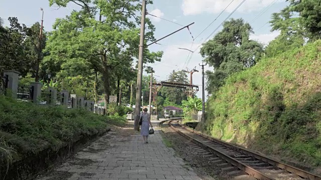 详情图-年轻的女孩走在铁路上。乔治亚州