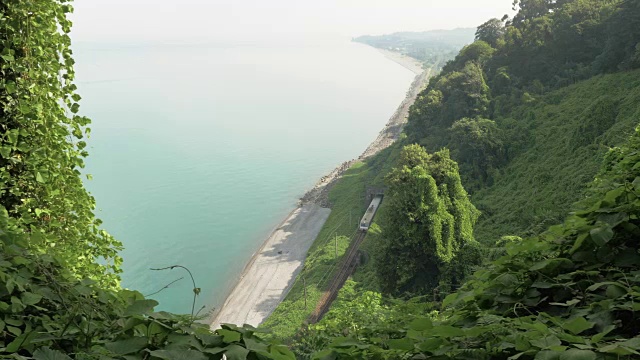 夏天的一天，火车从佐治亚州巴统公园的隧道驶出