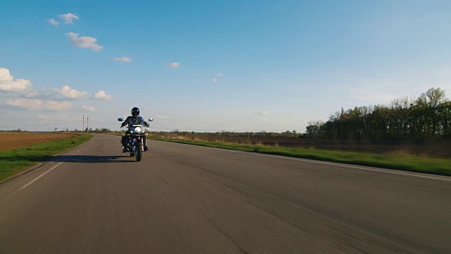 天空，道路和自行车