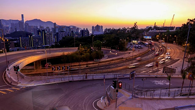 交通在多车道高速公路与运动模糊在香港黄昏-时间流逝