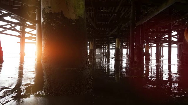 在码头下行走的4K视频