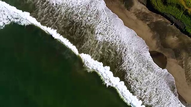 鸟瞰图海浪打破白色沙滩。